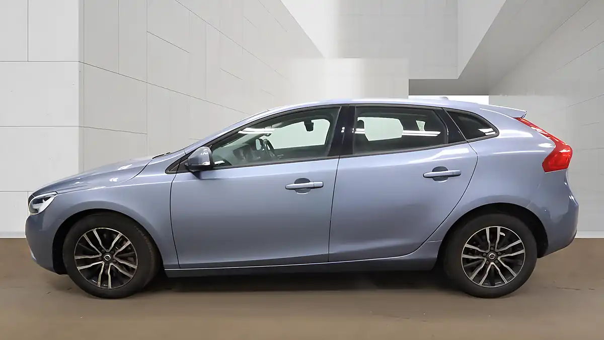 Used 2018 Volvo V40 Momentum Blue - Interior and Exterior details 6