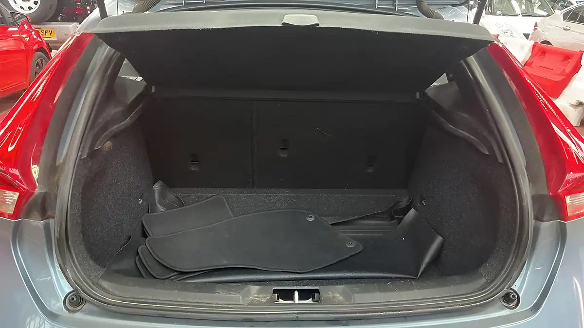 Used 2018 Volvo V40 Momentum Blue - Interior and Exterior details 8