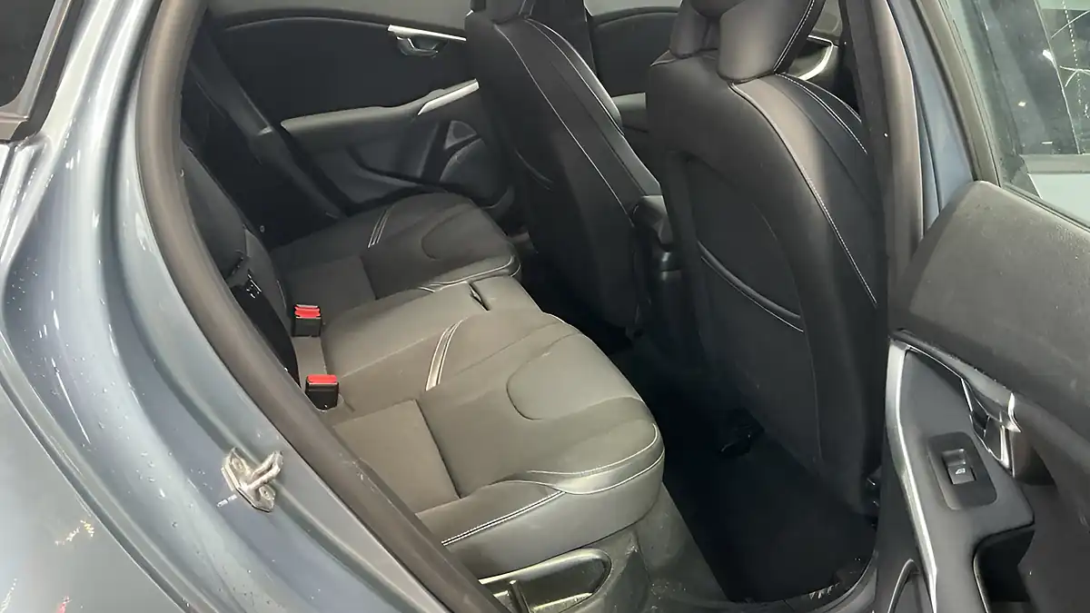 Used 2018 Volvo V40 Momentum Blue - Interior and Exterior details 9