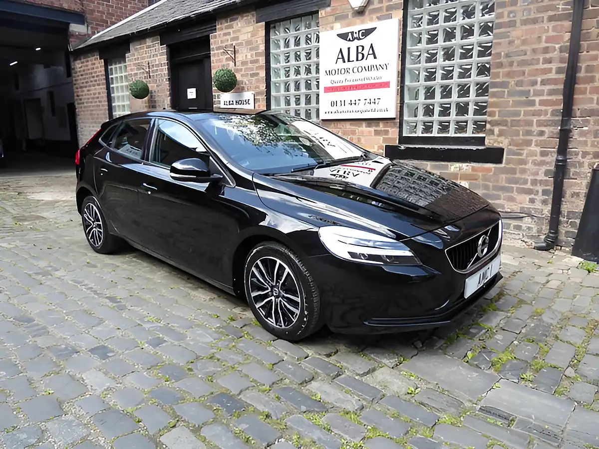 Used 2018 Volvo V40 Momentum Nav Plus Black - Front View
