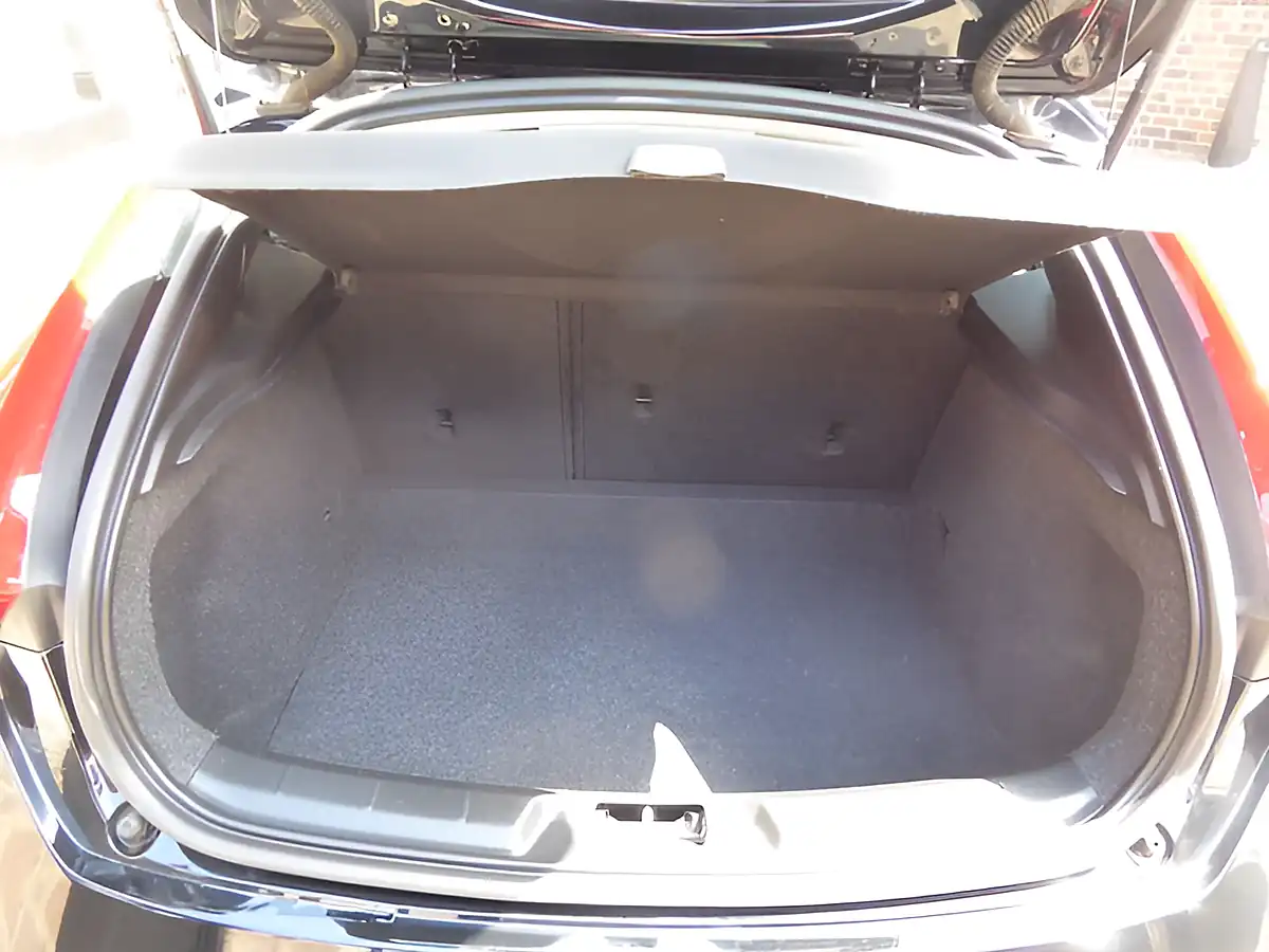 Used 2018 Volvo V40 Momentum Nav Plus Black - Interior and Exterior details 17