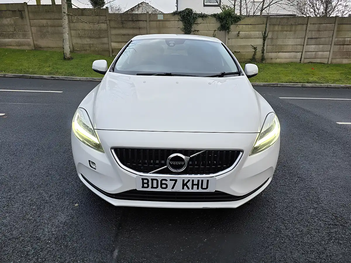 Used 2018 Volvo V40 Momentum White - Front View