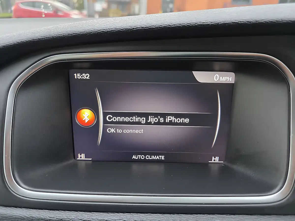 Used 2018 Volvo V40 Momentum White - Interior and Exterior details 12