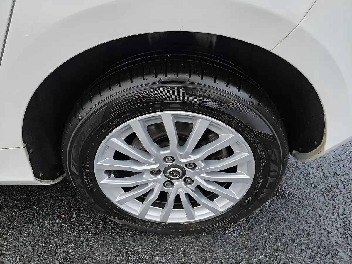 Used 2018 Volvo V40 Momentum White - Interior and Exterior details 17
