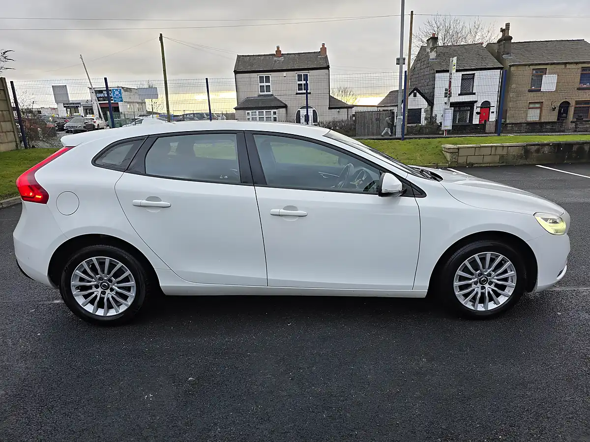 Used 2018 Volvo V40 Momentum White - Interior and Exterior details 4