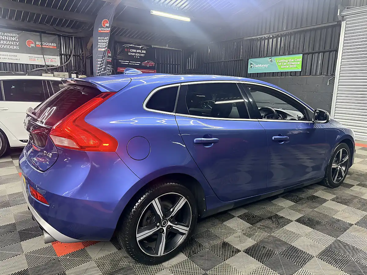 Used 2018 Volvo V40 R-Design Blue - Interior and Exterior details 11