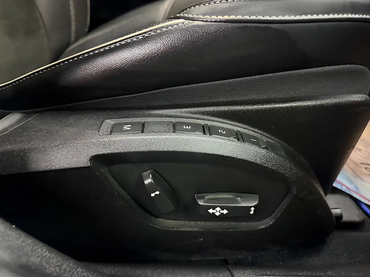 Used 2018 Volvo V40 R-Design Blue - Interior and Exterior details 17