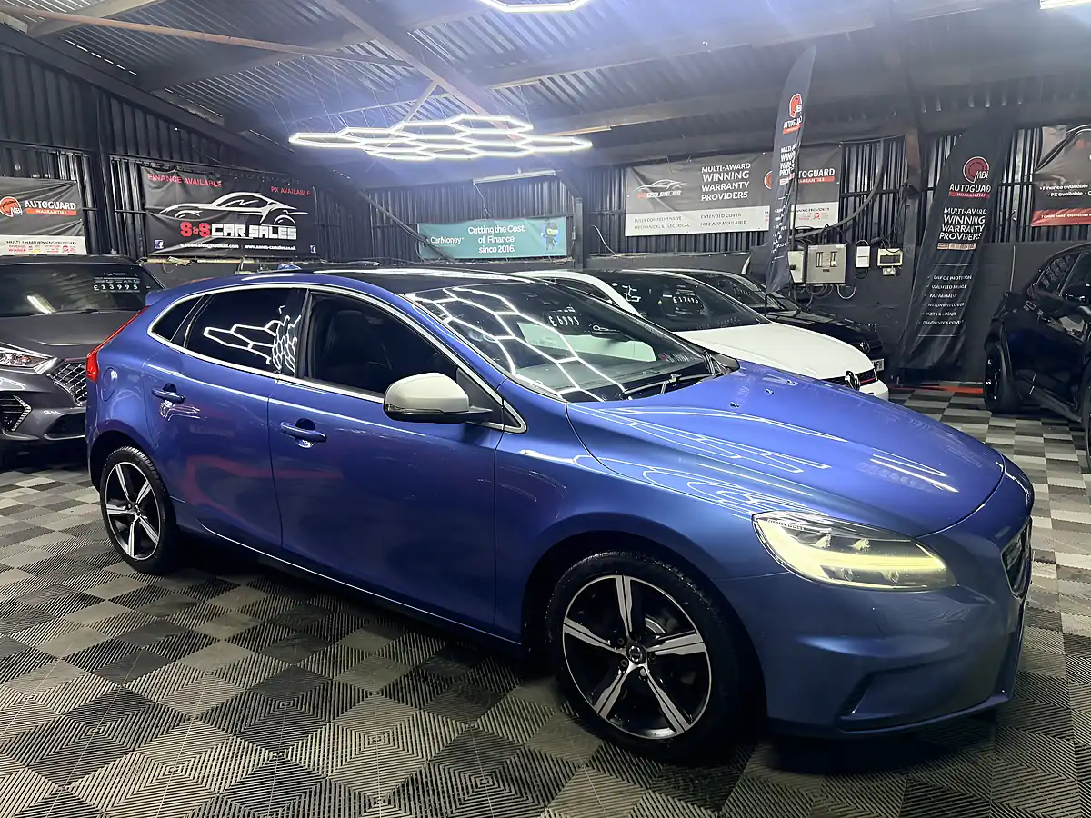 Used 2018 Volvo V40 R-Design Blue - Interior and Exterior details 3