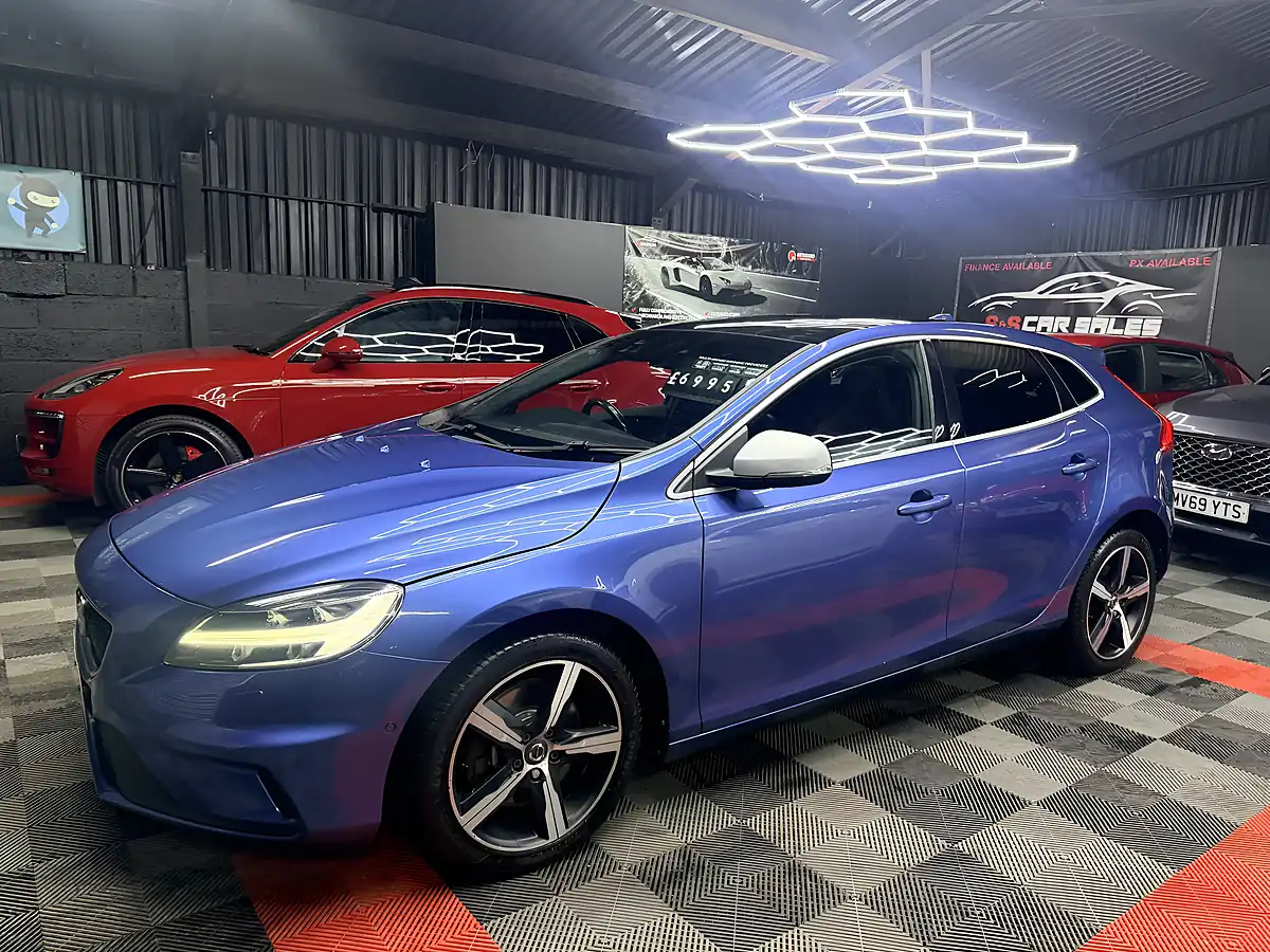 Used 2018 Volvo V40 R-Design Blue - Interior and Exterior details 7