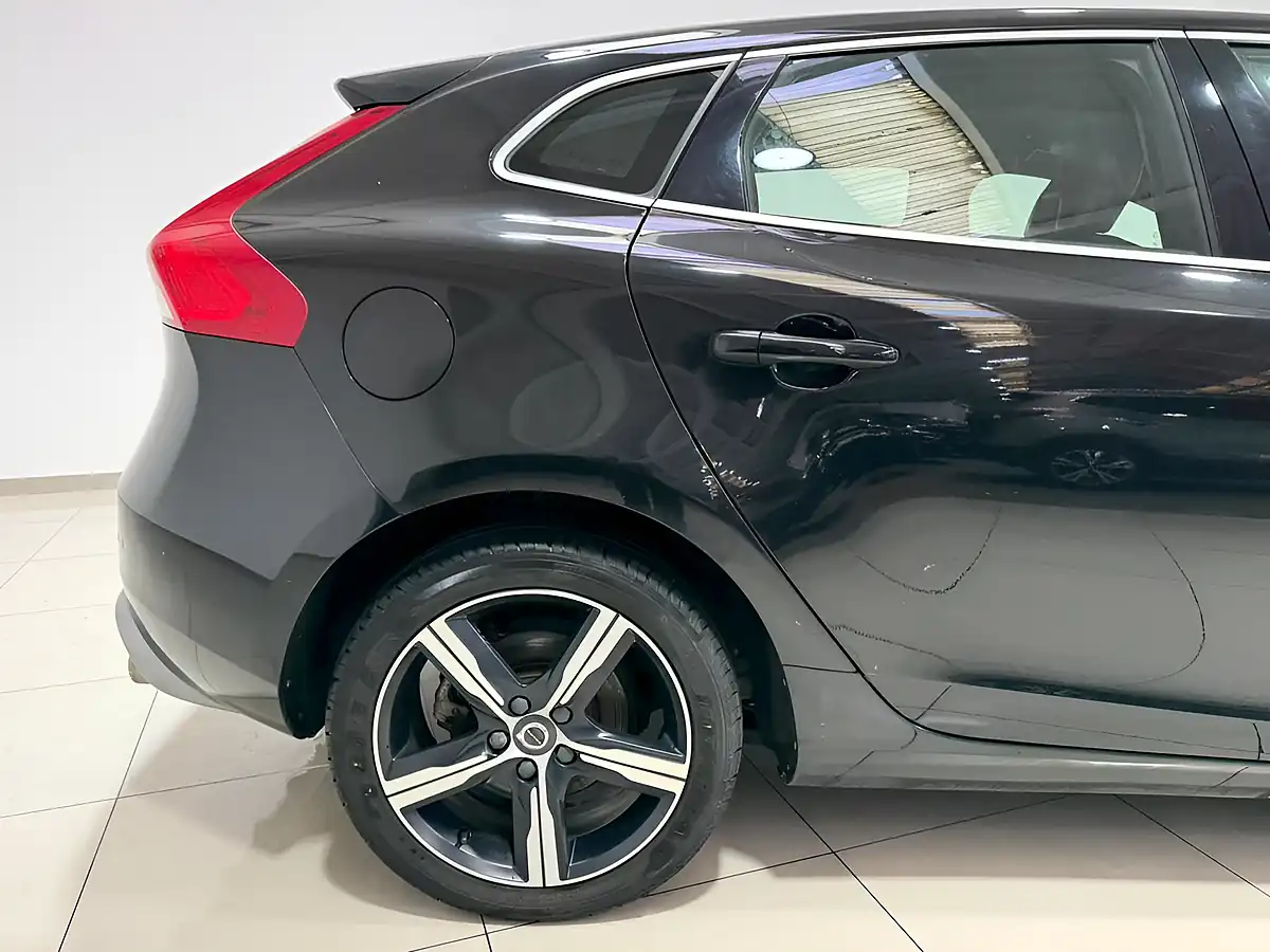 Used 2018 Volvo V40 R-Design Onyx Black - Interior and Exterior details 11