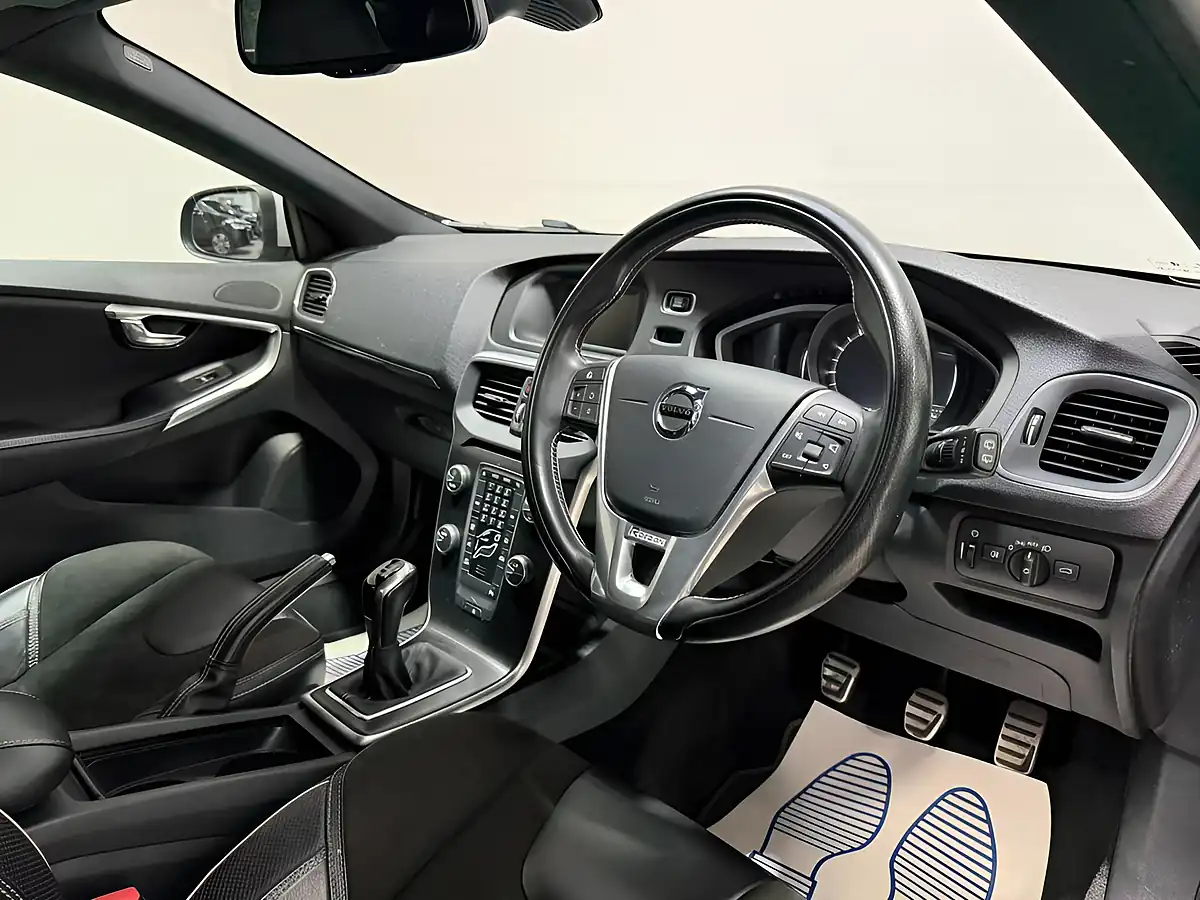 Used 2018 Volvo V40 R-Design Onyx Black - Interior and Exterior details 14