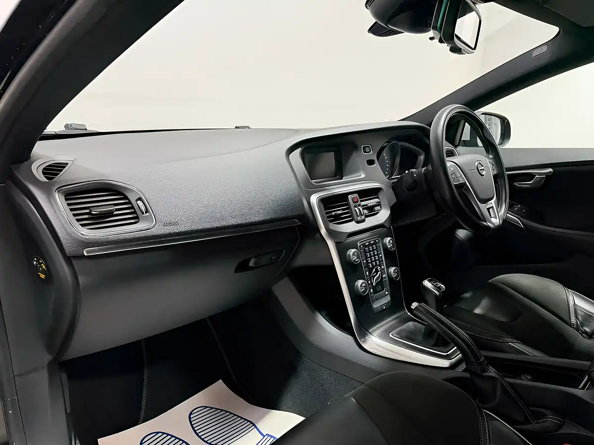 Used 2018 Volvo V40 R-Design Onyx Black - Interior and Exterior details 16