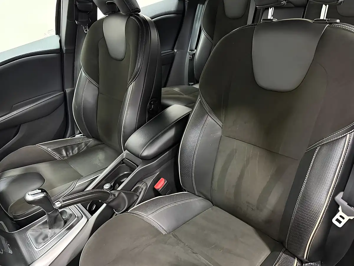 Used 2018 Volvo V40 R-Design Onyx Black - Interior and Exterior details 17