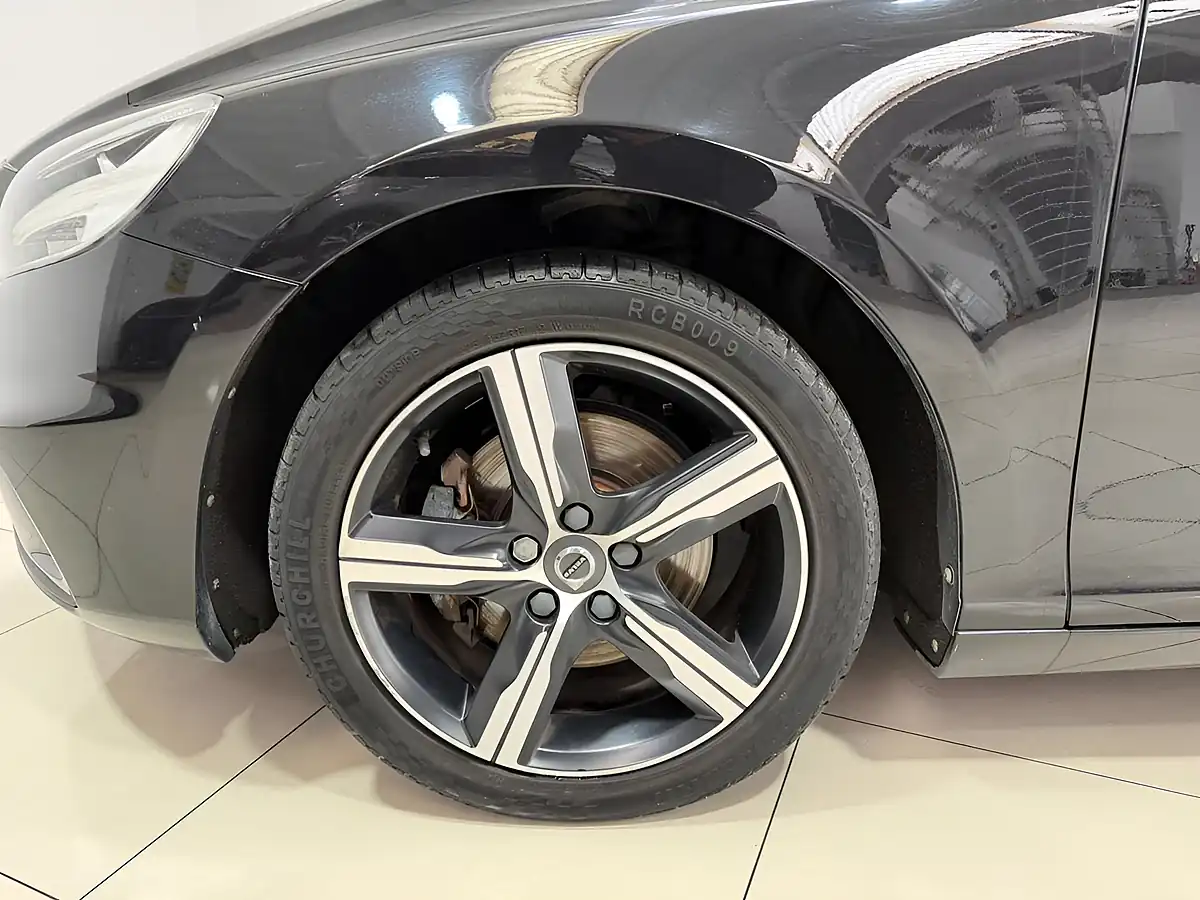Used 2018 Volvo V40 R-Design Onyx Black - Interior and Exterior details 5