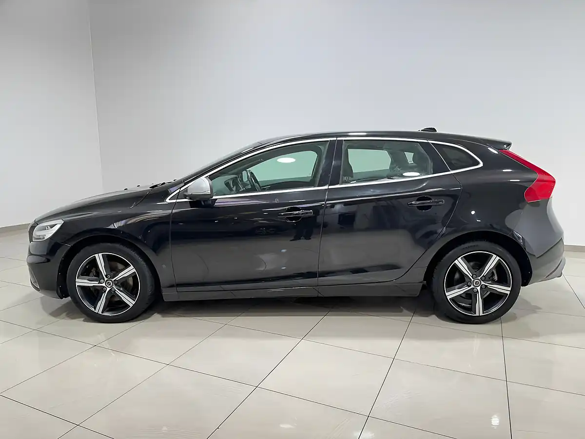 Used 2018 Volvo V40 R-Design Onyx Black - Interior and Exterior details 6