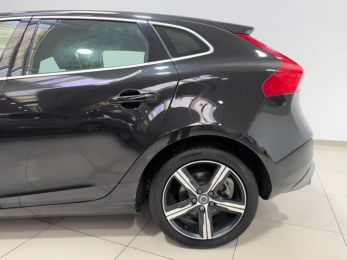 Used 2018 Volvo V40 R-Design Onyx Black - Interior and Exterior details 7