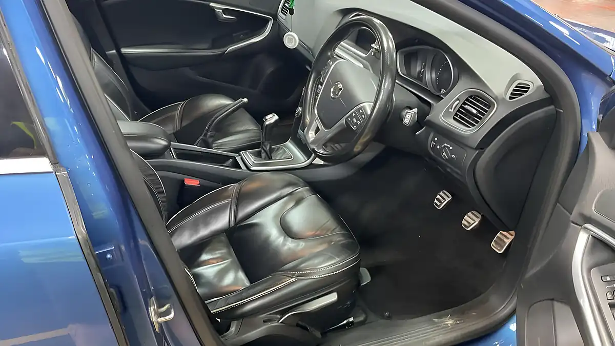 Used 2018 Volvo V40 R-Design Pro Blue - Interior and Exterior details 10