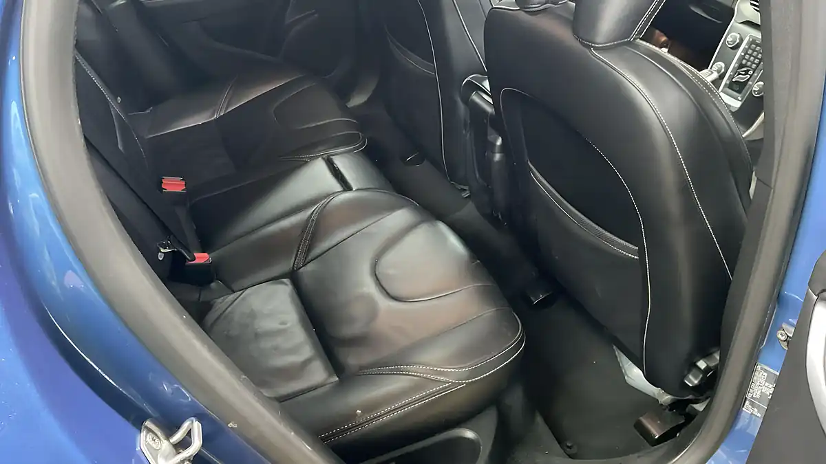 Used 2018 Volvo V40 R-Design Pro Blue - Interior and Exterior details 11