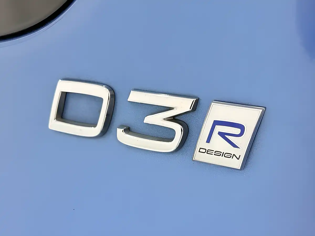 Used 2018 Volvo V40 R-Design Pro Blue - Interior and Exterior details 17