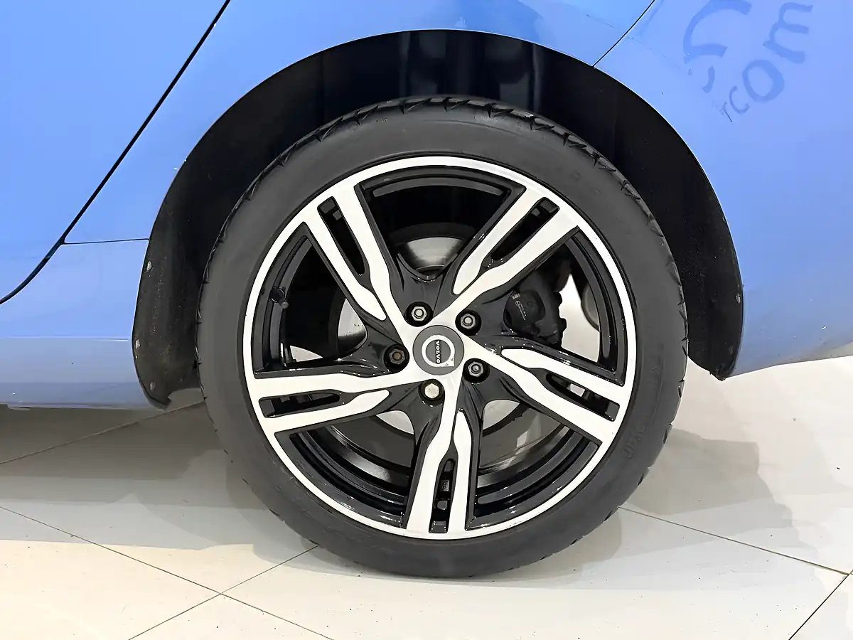 Used 2018 Volvo V40 R-Design Pro Blue - Interior and Exterior details 18