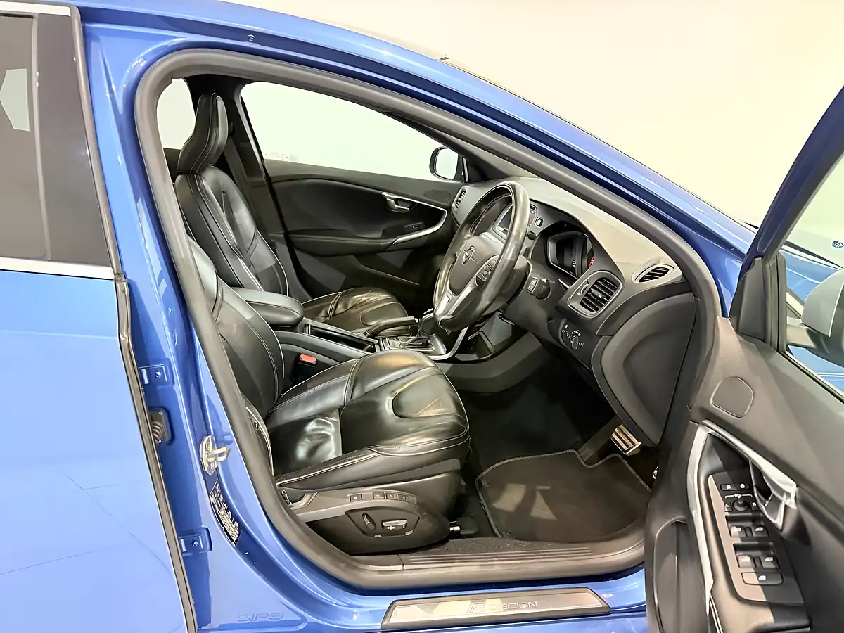 Used 2018 Volvo V40 R-Design Pro Blue - Interior and Exterior details 19