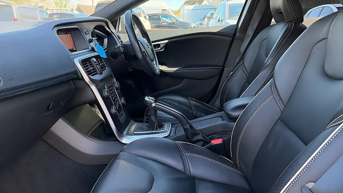 Used 2018 Volvo V40 R-Design Pro Blue - Interior and Exterior details 6