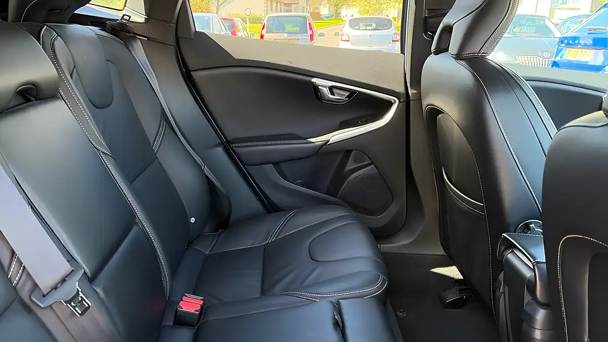 Used 2018 Volvo V40 R-Design Pro Blue - Interior and Exterior details 9