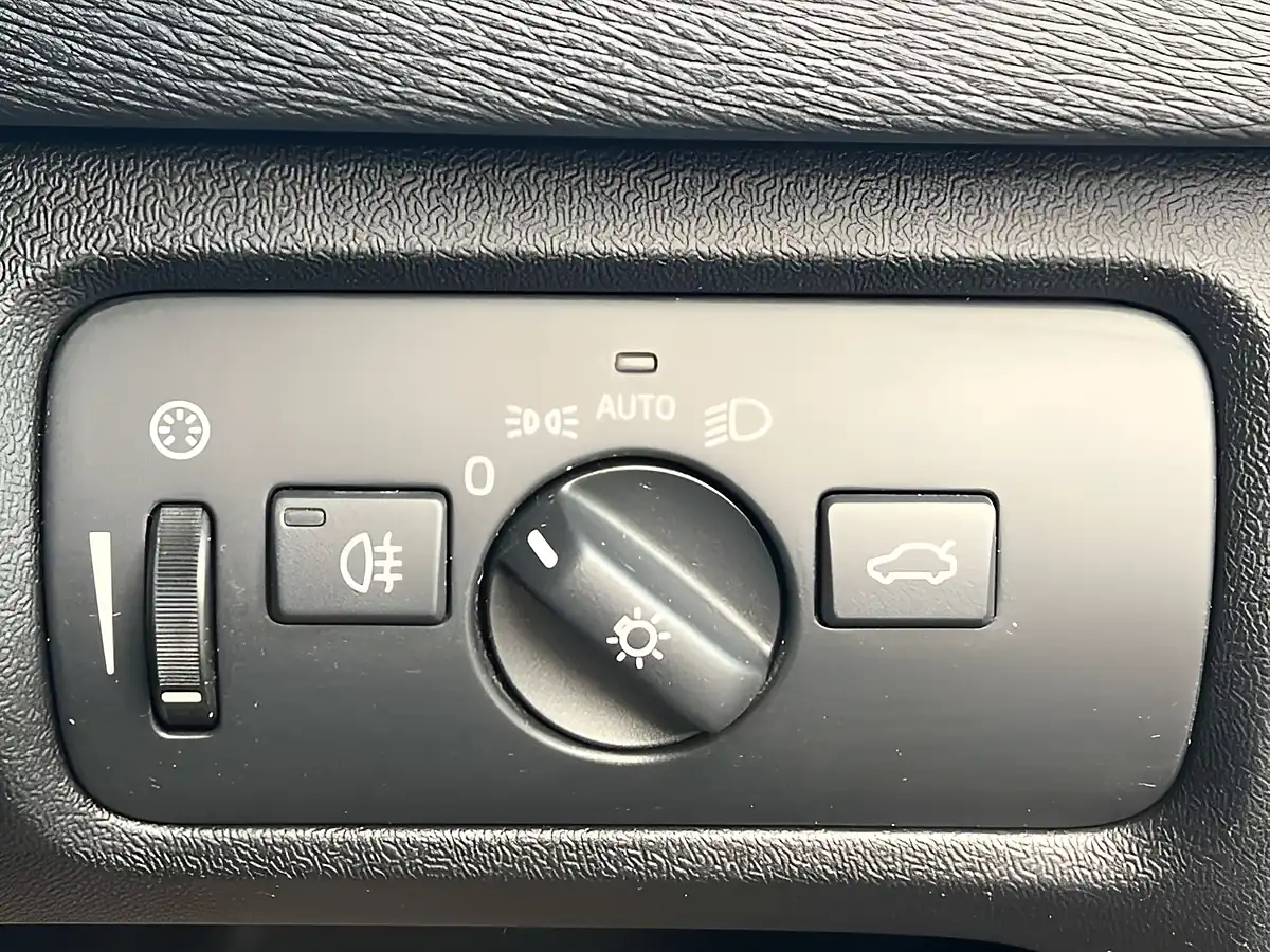 Used 2018 Volvo V40 R-Design Pro Bursting Blue - Interior and Exterior details 14