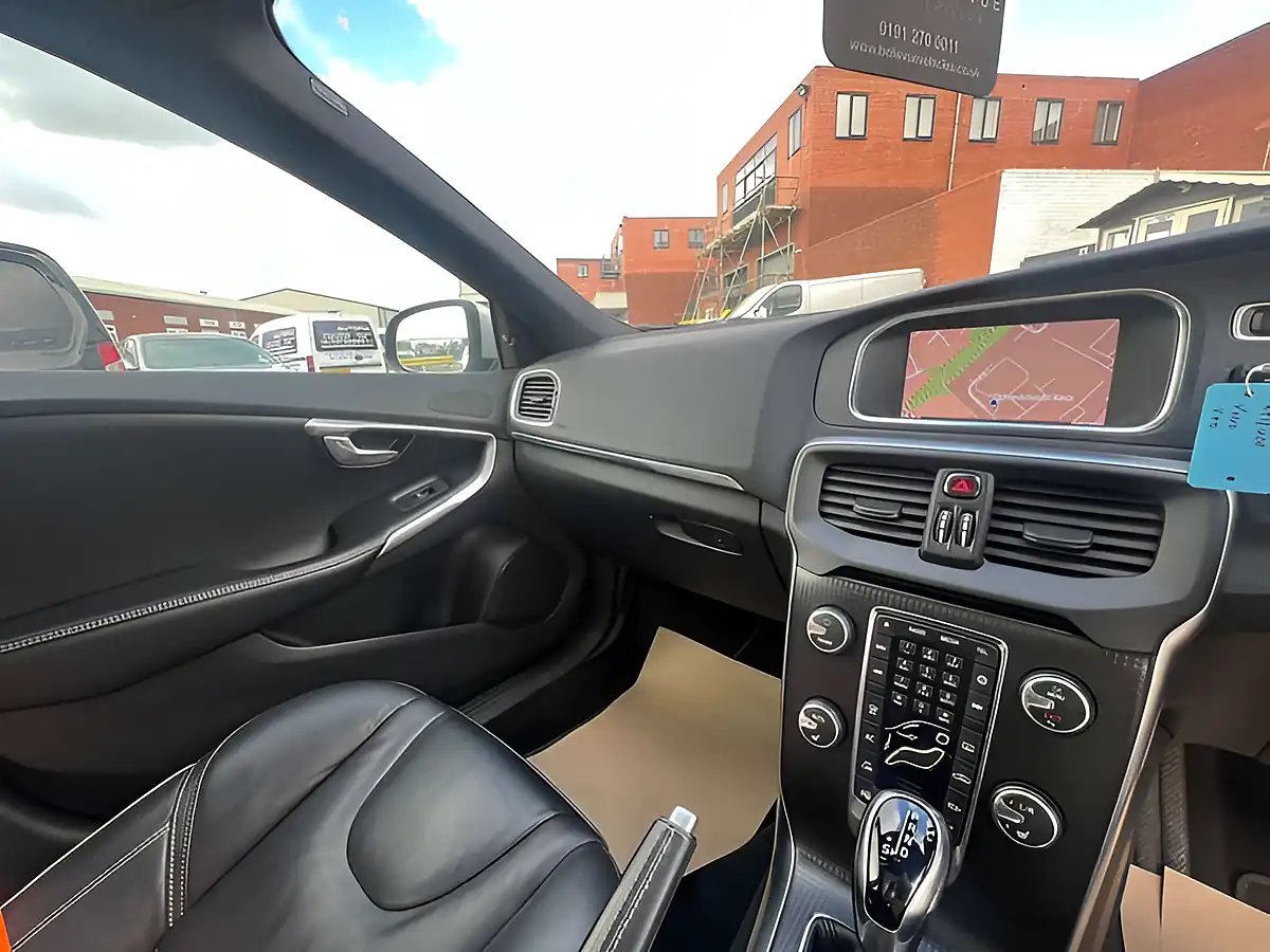 Used 2018 Volvo V40 R-Design Pro Bursting Blue - Interior and Exterior details 15
