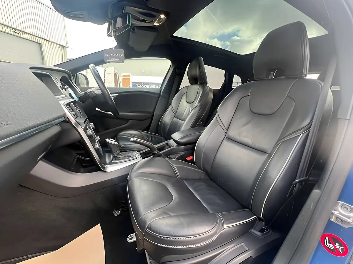 Used 2018 Volvo V40 R-Design Pro Bursting Blue - Interior and Exterior details 19