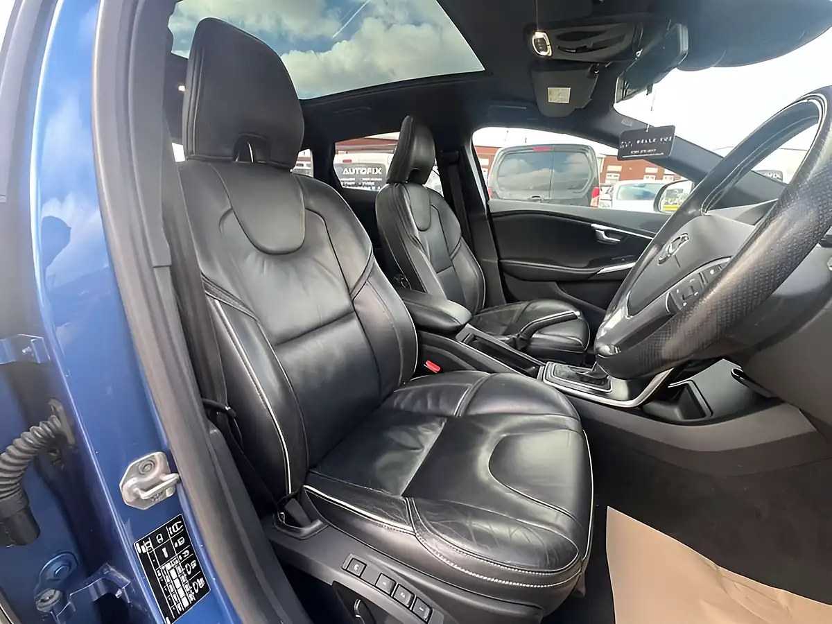 Used 2018 Volvo V40 R-Design Pro Bursting Blue - Interior and Exterior details 8