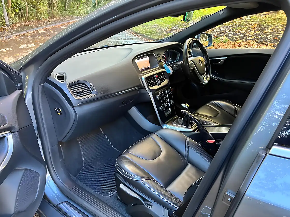 Used 2018 Volvo V40 R-Design Pro Grey - Interior and Exterior details 15