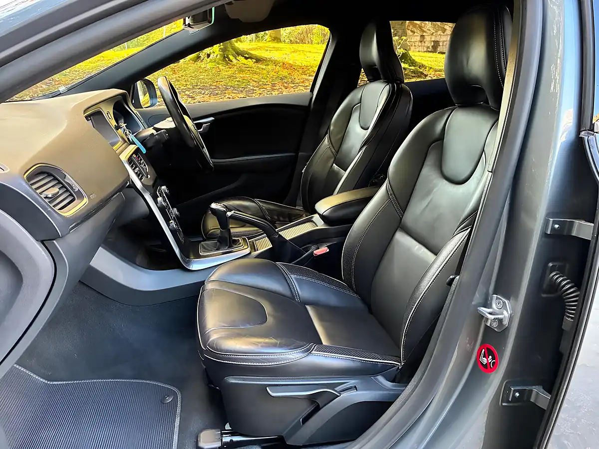 Used 2018 Volvo V40 R-Design Pro Grey - Interior and Exterior details 16