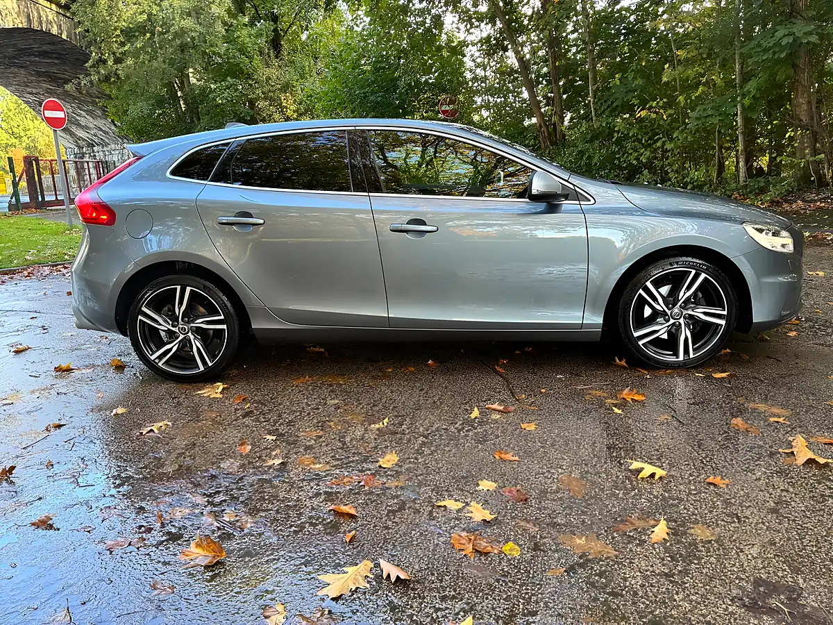 Used 2018 Volvo V40 R-Design Pro Grey - Interior and Exterior details 4