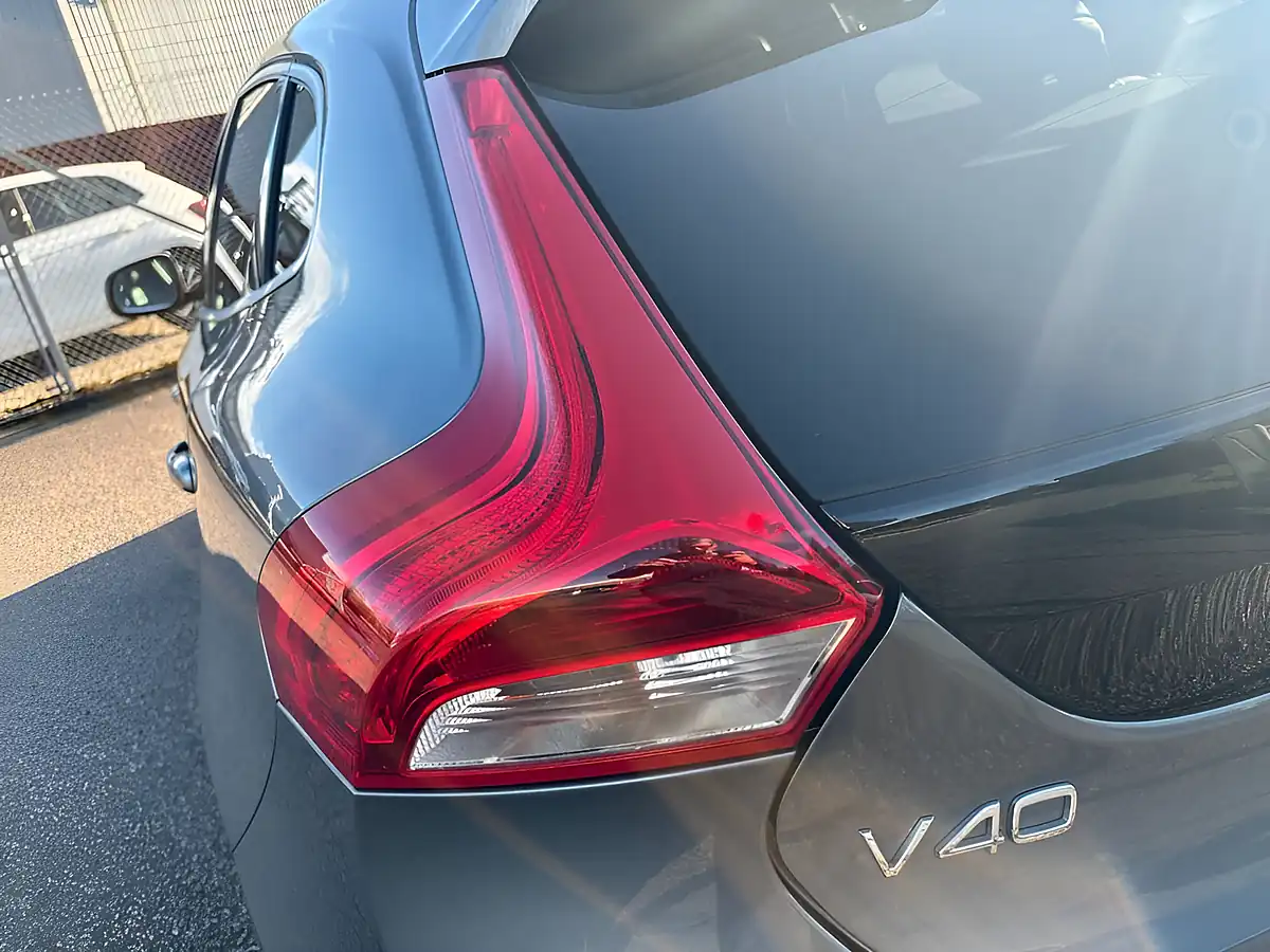 Used 2018 Volvo V40 R-Design Pro Osmium Grey - Interior and Exterior details 17