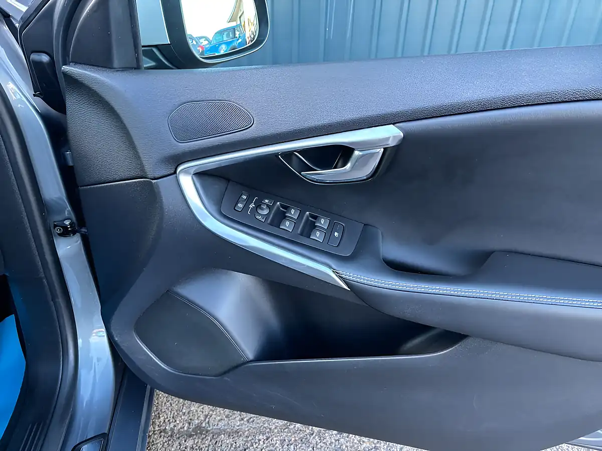 Used 2018 Volvo V40 R-Design Pro Osmium Grey - Interior and Exterior details 19