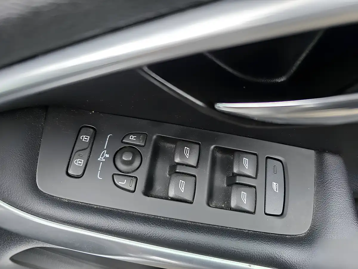 Used 2018 Volvo V40 R-Design Pro Silver - Interior and Exterior details 13
