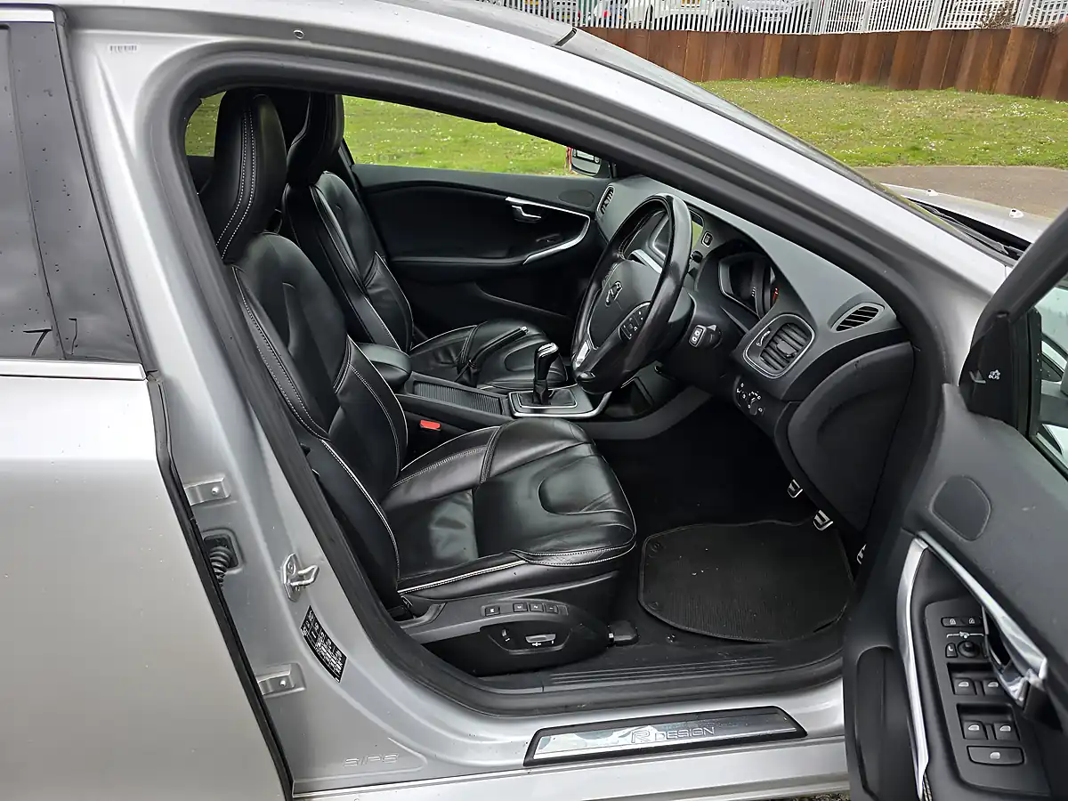 Used 2018 Volvo V40 R-Design Pro Silver - Interior and Exterior details 9