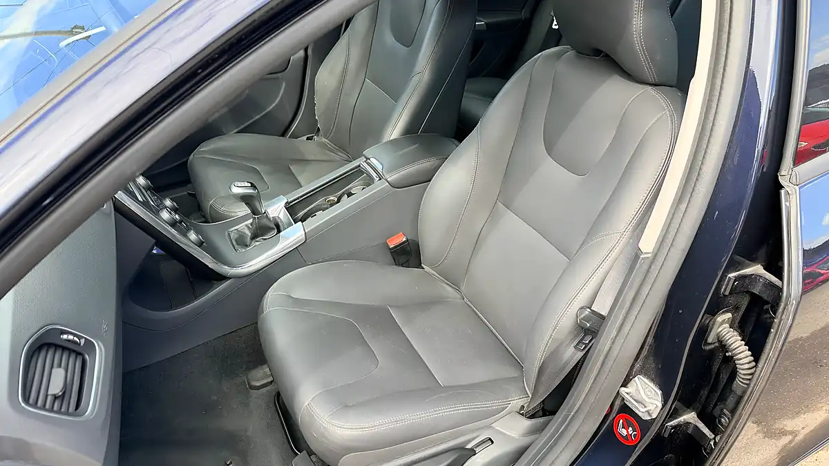 Used 2018 Volvo V60 Business Edition Lux Blue - Interior and Exterior details 12