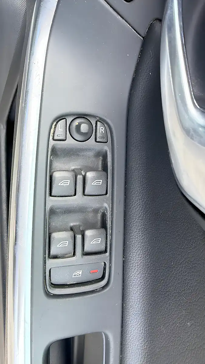 Used 2018 Volvo V60 Business Edition Lux Blue - Interior and Exterior details 15