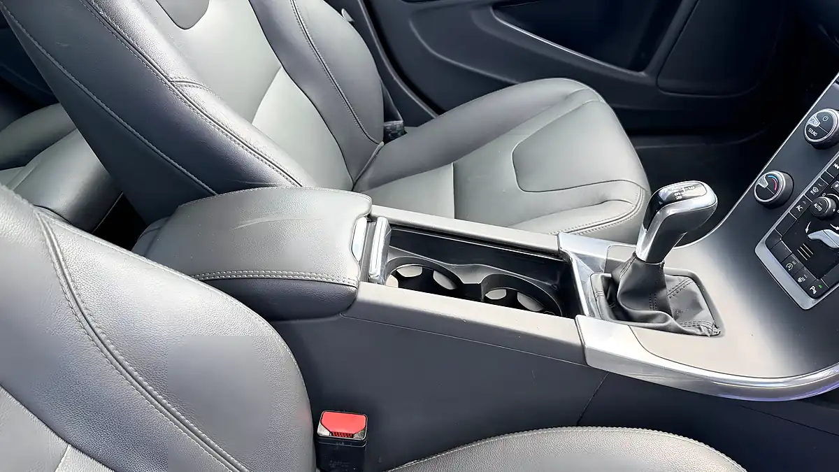 Used 2018 Volvo V60 Business Edition Lux Blue - Interior and Exterior details 16