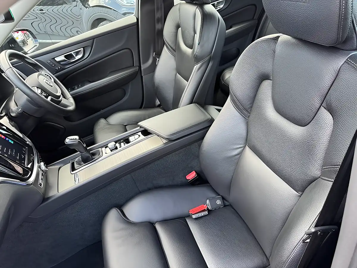 Used 2018 Volvo V60 Inscription Black - Interior and Exterior details 14