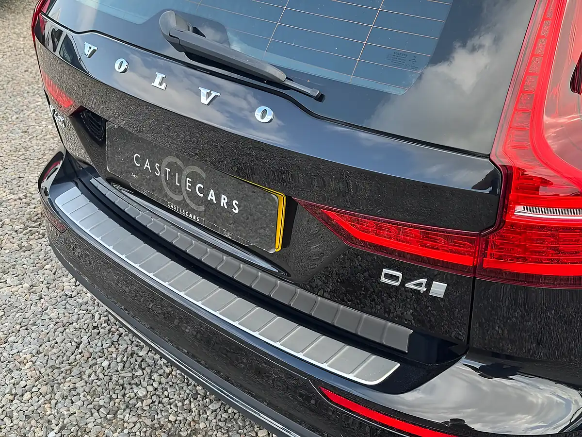 Used 2018 Volvo V60 Inscription Black - Interior and Exterior details 8
