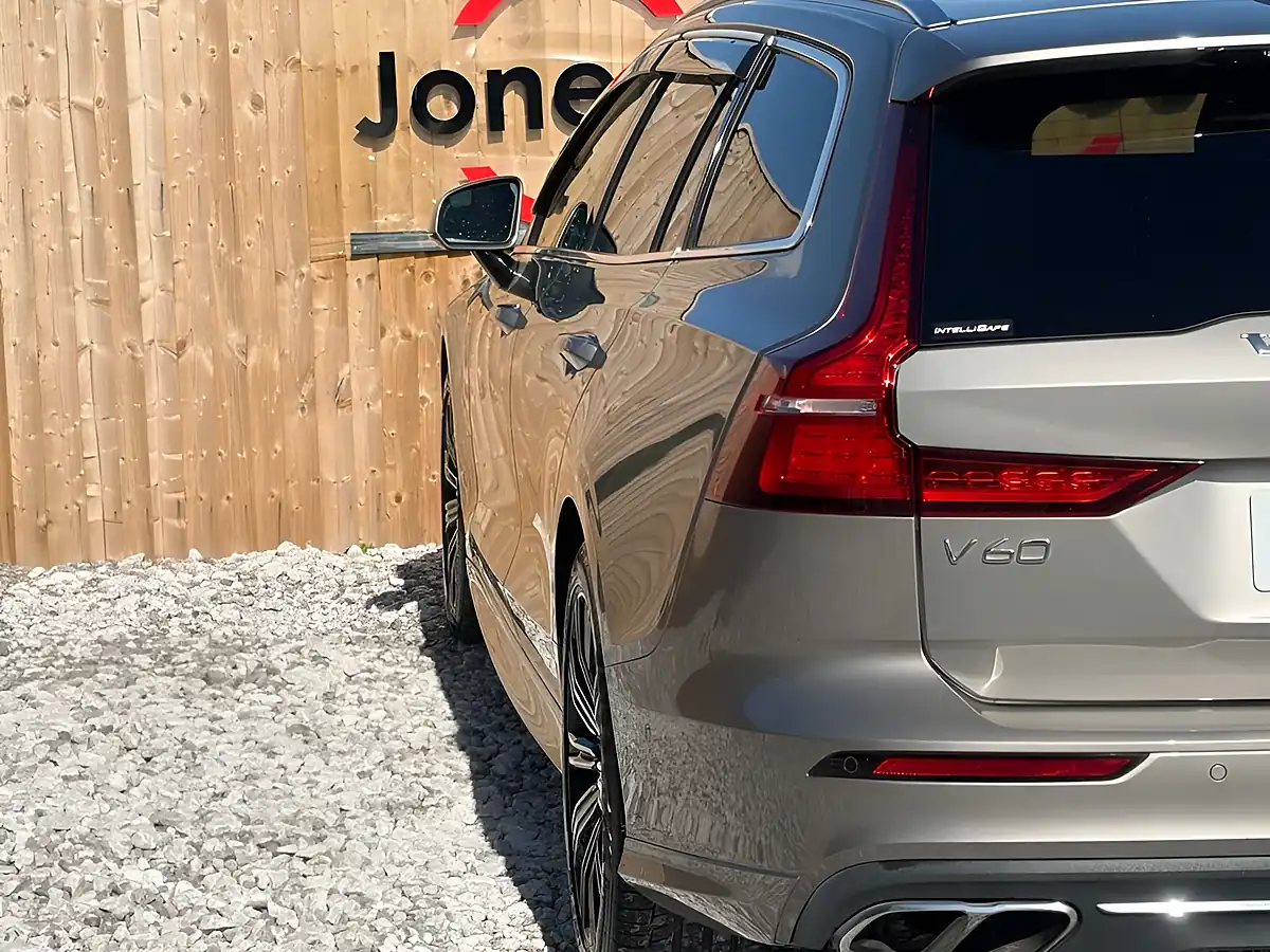 Used 2018 Volvo V60 Inscription Pro Silver - Interior and Exterior details 10