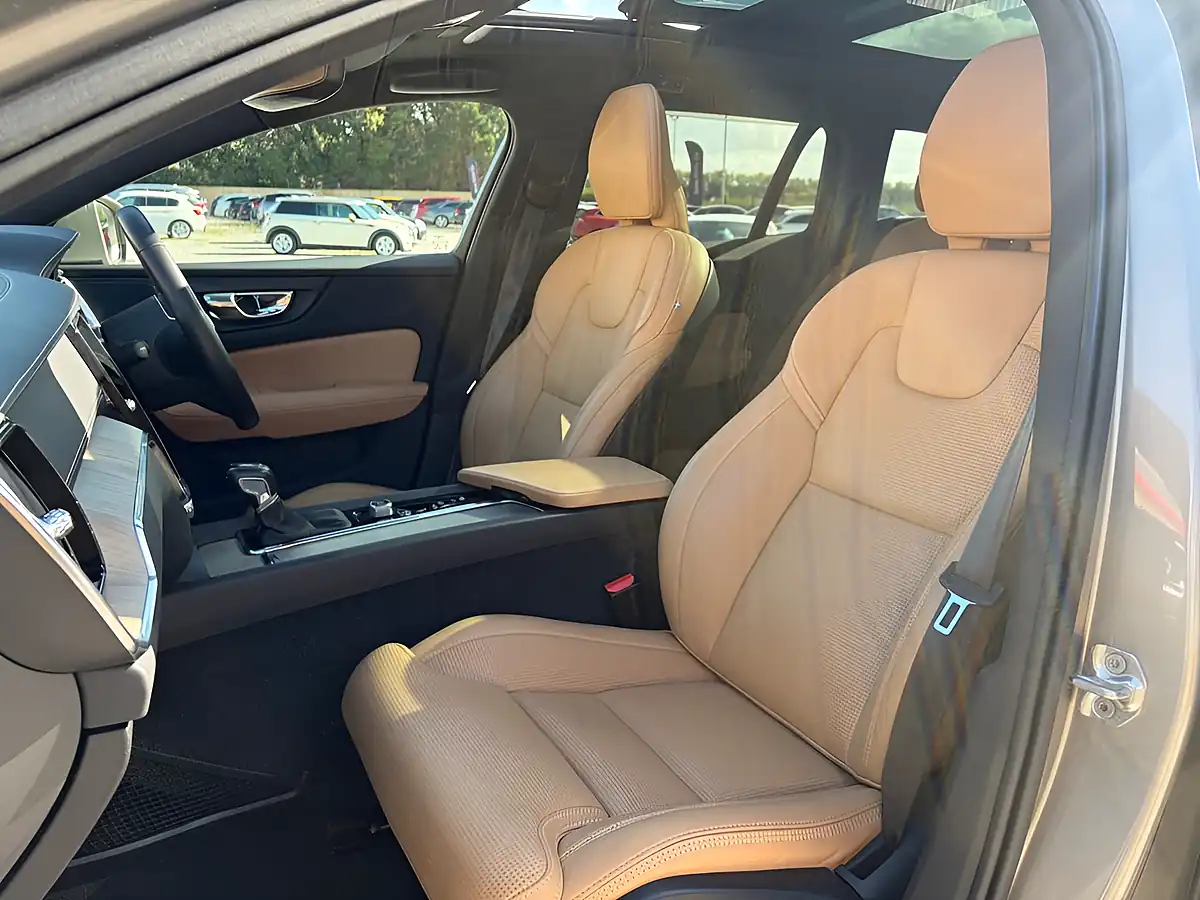 Used 2018 Volvo V60 Inscription Pro Silver - Interior and Exterior details 14
