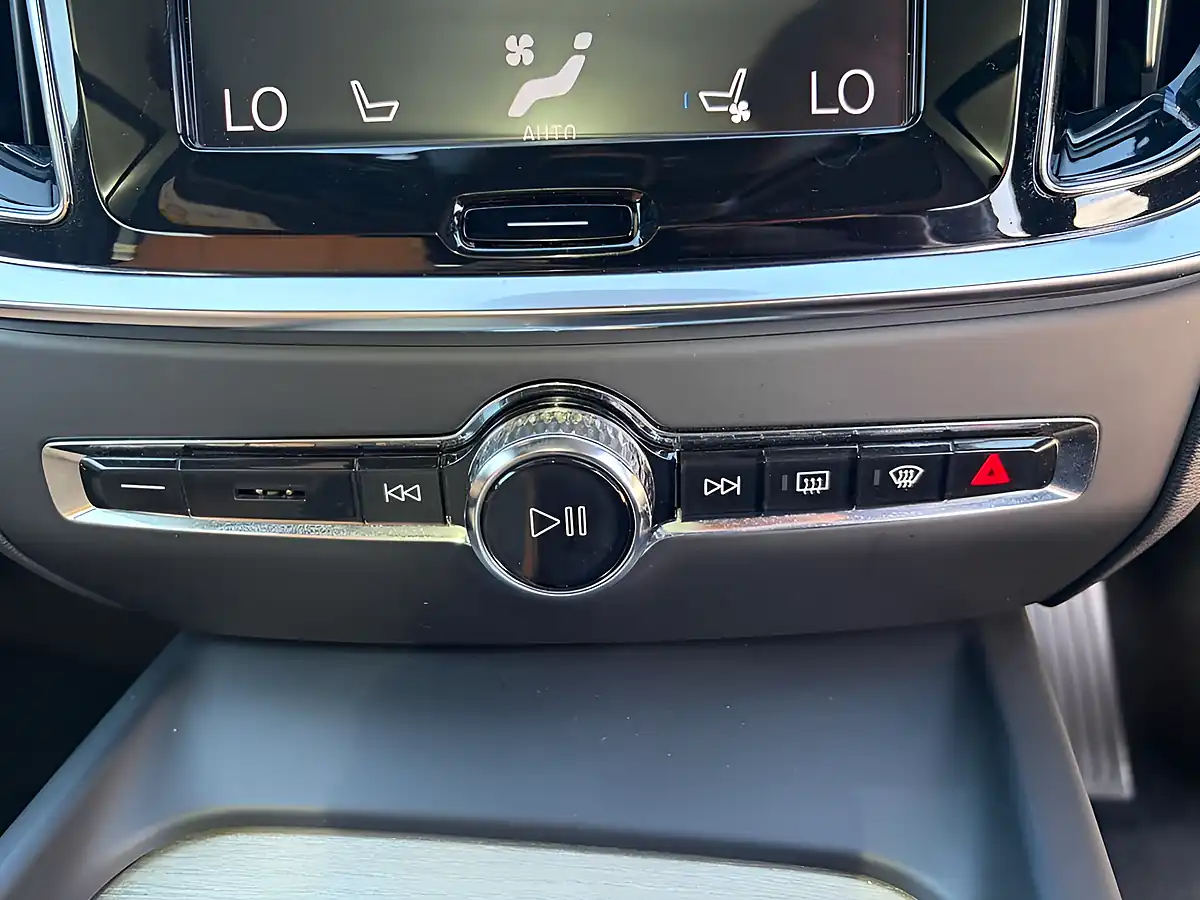Used 2018 Volvo V60 Inscription Pro Silver - Interior and Exterior details 17