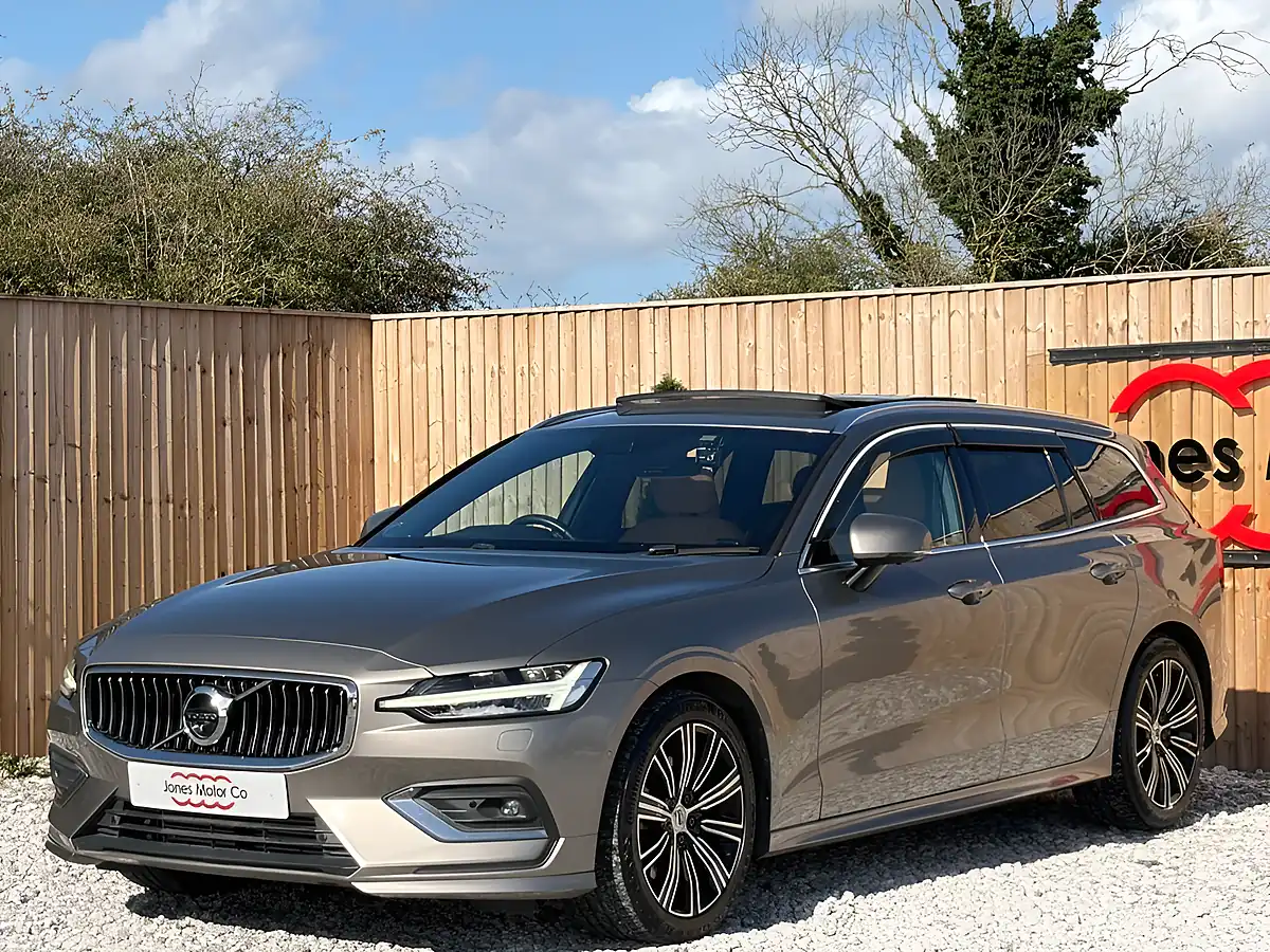 Used 2018 Volvo V60 Inscription Pro Silver - Interior and Exterior details 3