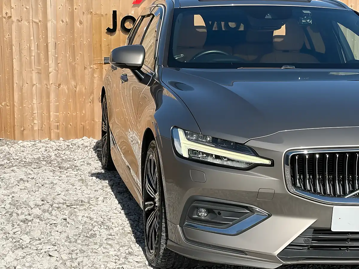Used 2018 Volvo V60 Inscription Pro Silver - Interior and Exterior details 5