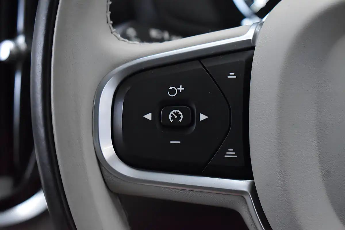 Used 2018 Volvo V60 Momentum Fusion Red - Interior and Exterior details 16