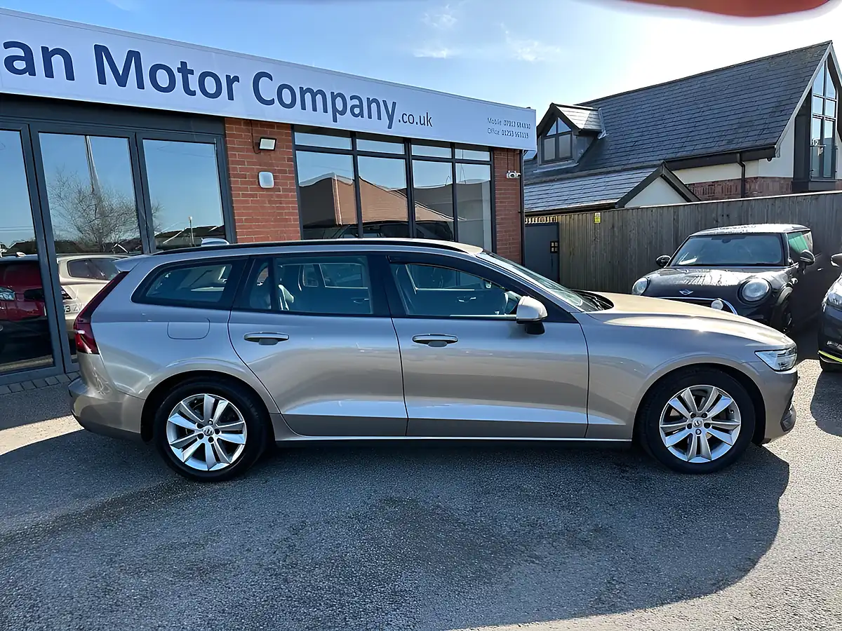 Used 2018 Volvo V60 Momentum Pebble Grey - Interior and Exterior details 10
